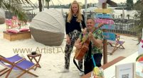 ALOHA! Künstler-Porträt mit KAT WULFF und ihrer aktuellen Single „TOR ZUR WELT“ im HAMBURG del mar Beach Club
